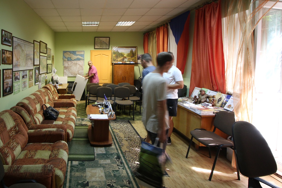 Klubovna příznivců TGM v Užhorodě. Přestože za celé období 1. republiky se Masaryk na Zakarpatí poodíval jen jednou jedenkrát (!) je tu nezanedbatelná skupina jeho příznivců. Předseda klubu, pan Ivan Ladko, nám věnoval hodinu času ukázkami publikací klubu i zajímavých míst spjatých s Československem v samotném městě. 