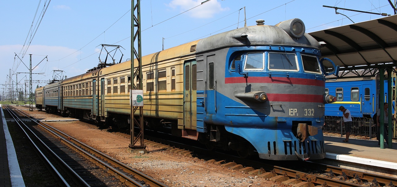 Pokačujeme dále k východu. Většinu čtvrtečního odpoledne trávíme ve vlacích při přesunu z Užhorodu přes Čop a Baťovo do Chustu. Ačkoliv bez výjimky pochází až ze sovětské éry, zakarpatské vlaky jsou vpravdě historické a stojí za fotografii.