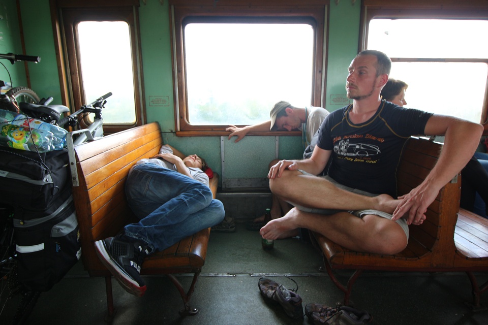 Řízená ventilace ve vozech už dávno nefunguje, původní dřevěná okna jsou z větší části nahrazena plastovými okny určenými do zdí domů a nikoliv železničních souprav, která navíc nejdou otvírat. Když vlak zastaví, teplota rychle přesáhne 40 °C a cestování se mění v boj o přežití. Někdy je lepší přečkat několikahodinové přesuny v hlubokém bezesném spánku nebo při meditaci. Naštěstí nečiní ukrajinským drahám problémy přeprava kol - jak je patrné z hromady našich velocipédů na fotce vlevo.