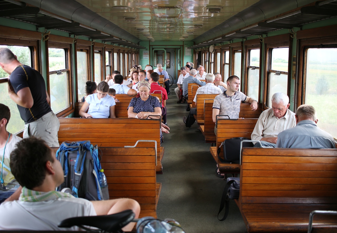 Ukrajisnké motorové pantografy, které zajišťují většinu vlaků na Zakarpatí jsou prostorné a otevřený prostor s dřevěnými sedačkami přináší řadu příležitostí k seznámení se s ostatními cestujícími. Obvykle jsou hovorní a družní a k Čechům i Slovákům mají dobrý vztah.