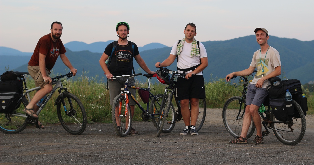 Pár minut před setměním jsme na kolech vystoupali po kamenité cestě až do sedla nad vesnicí Копашново. Do Koločavy nám zbývá ještě 25 km, ty už ale dneska nestihneme, nejpozději za hodinu padne na krajinu tma a cestování po ukrajinských silnicích, plných děr a neosvětlených vozidel všeho druhu, se stane smrtelně nebezpečným.