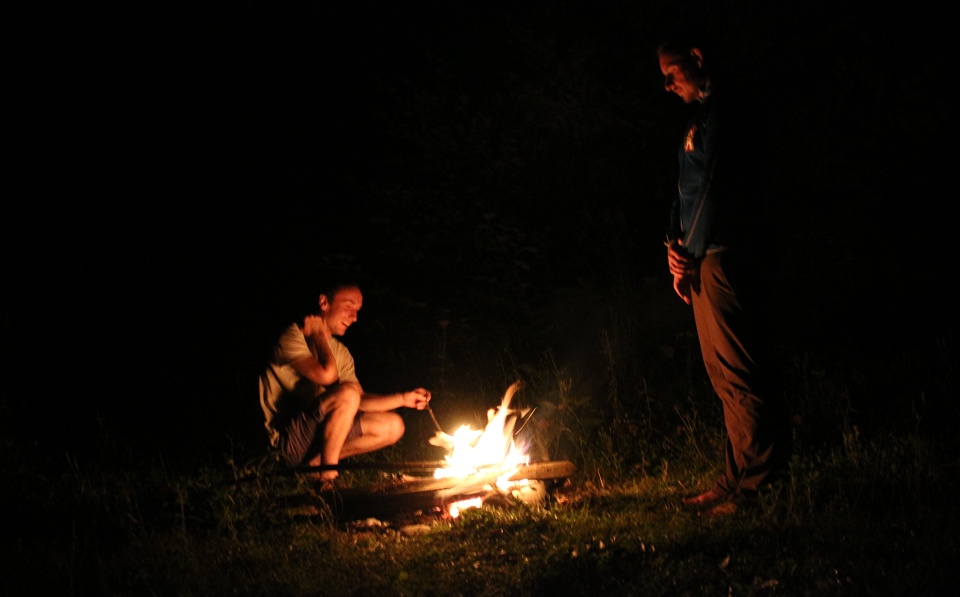 Táboříme na břehu řeky Těrebly (v jejím povodí před 80 roky tábořil se svým oddílem také Jaroslav Foglar) za vesnicí Забрід. Pod stromy na trávě otevírám svoji mobilní kancelář s notebookem a telefonem, ve kterém mám novou ukrajinskou SIM-kartu s číslem 00380960977649. Po půlnoci se průtok v řece několikanásobně zvyšuje, což znamená, že sem buď právě dorazila povodňová vlna z bouřek v horách nebo (pravděpoobněji) vodní elektrárna pod Koločavou začala vypouštět nadbytek vody po skončení večerní špičky. Snad nás to do rána neodnese.