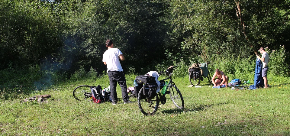 Probouzíme se na břehu Těrebly a sušíme rosou zmoklé spacáky a prádlo. Přehrada Vilšany začala po půlnoci nečekaně vypouštět vodu a průtok řeky se řádově zvýšil, vlny dosáhly málem až k našemu tábořišti.