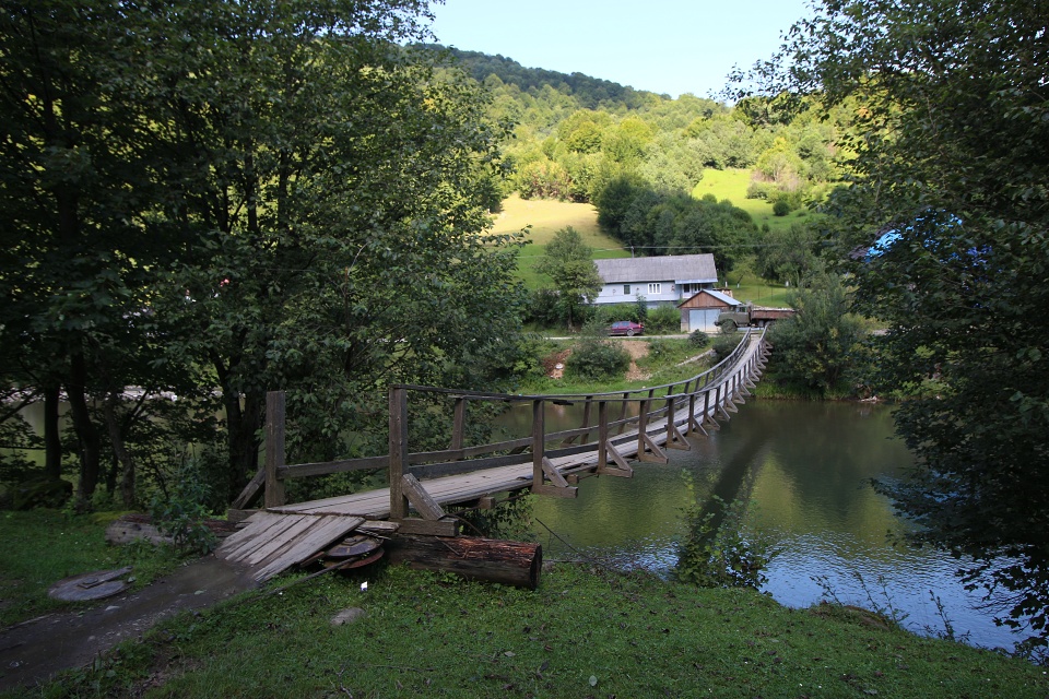 Samy zakarpatské hory a údolí jsou lepší než ten nejdokonalejší hotel. Ta tam jsou vedra, vyschlé traviny a pot Panonské nížiny. Svěží karpatský vánek, čistá voda v potocích a šťavnatá tráva i stromy pohladí člověka na těle i na duši.