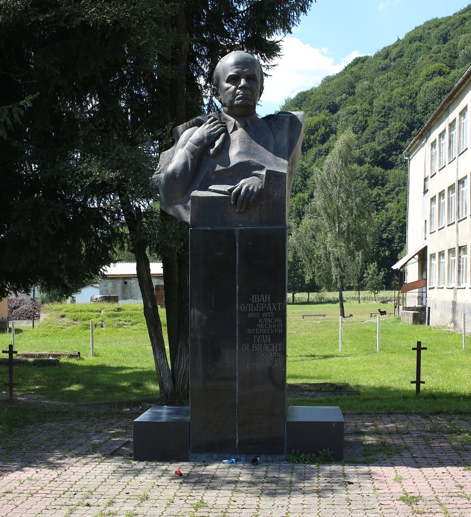 Pomník Ivana Olbrachta je pomyslným centrem Koločavy. V roce 1938 řekl kolegu Foglarovi, ať jede na Zakarpatí kamkoliv, že je tam všude hezky. A měl pravdu.