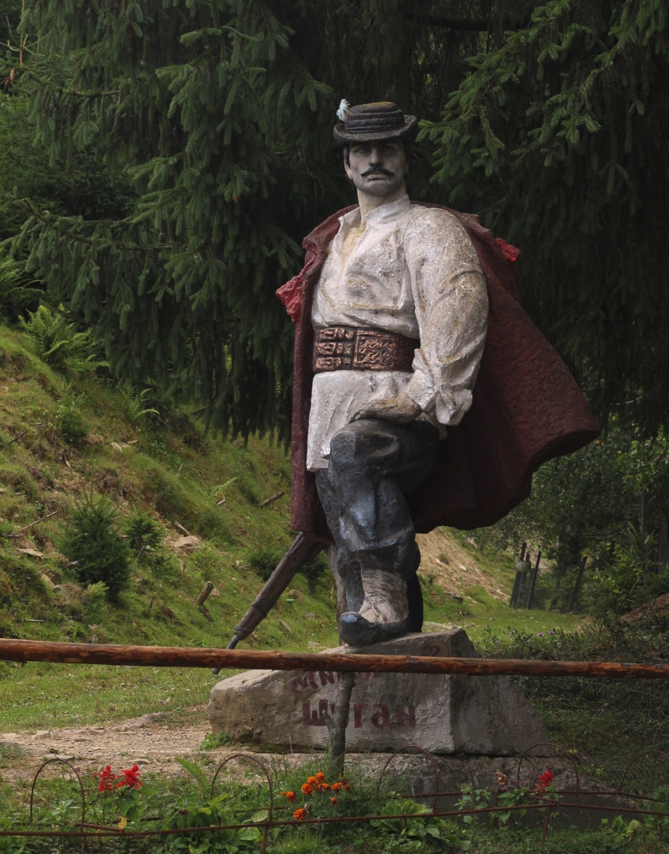 Nikola Šuhaj se tu jmenuje Mykola Šuhaj. Taxikář, který nás vezl k totemu, se zase jmenoval Derbak.