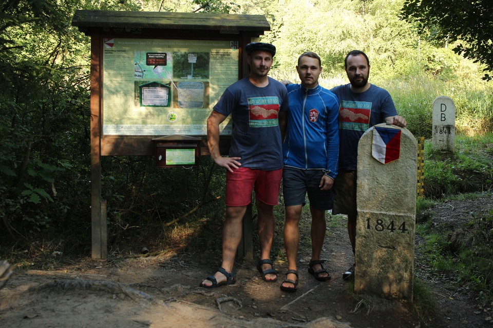 A tady to celé začíná. Romantické místo na soutoku dvou potůčků pod rybníkem a v bažinách se v roce 1918 stalo nejzápadnějším bodem nově vzniklého státního útvaru na mapě Evropy. Zrodila se Československá republika! Dnes vede k patníkům, které označovaly již dříve státní hranici mezi Rakousko-Uherskem a Bavorskem z české strany zelená značka.