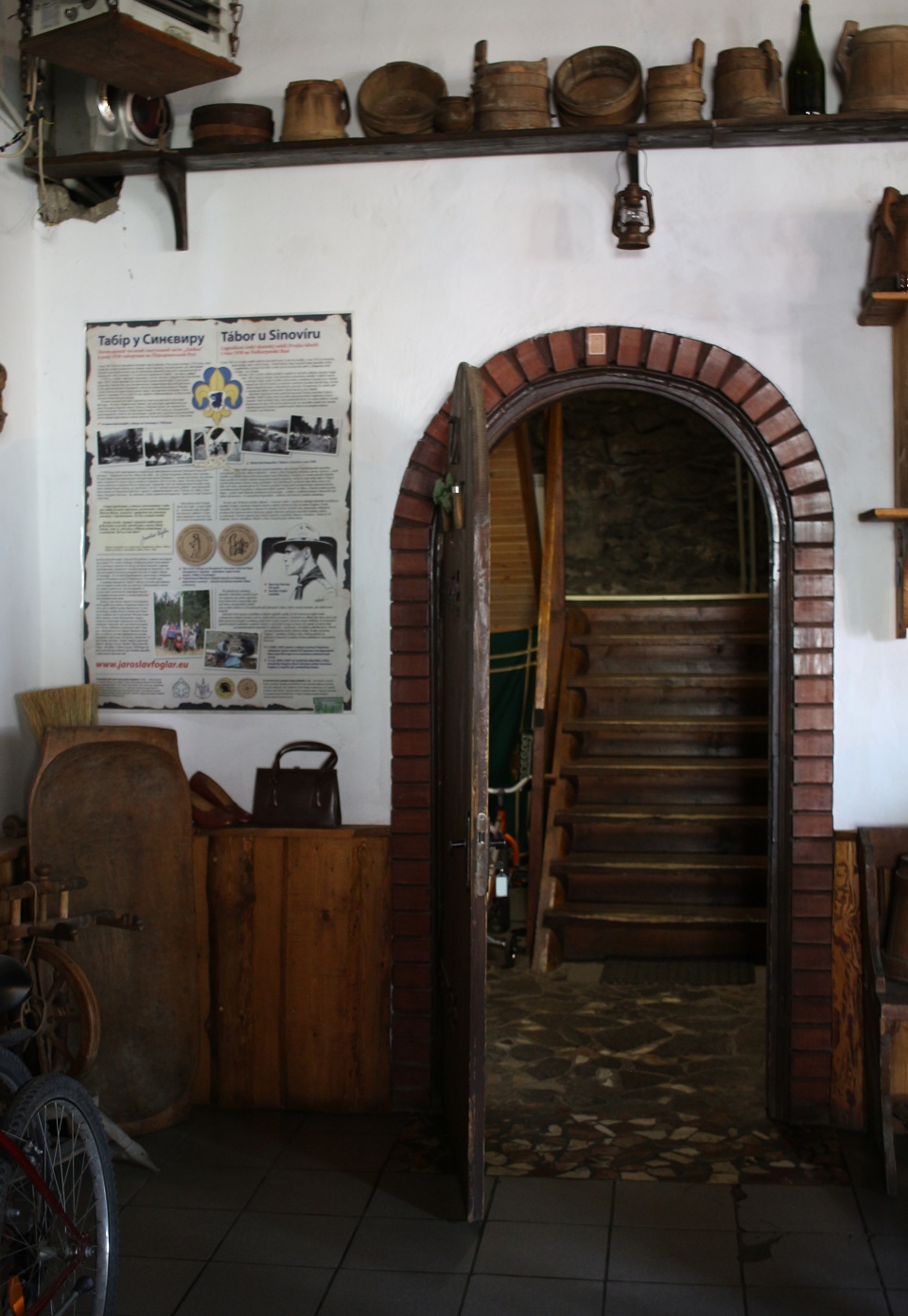 Četnická stanice, ve které sídlili příslušníci, kteří šli Šuhajovi po krku, dnes souží jako česká hospoda. Za dveři tu mají velký banner, který informuje o Foglarově táboře na Synoviru v roce 1938. Připravil ho Slávek Janov z pražské pobočky SPJF. Po devíti letech jsem byl mírně rozčarován, když jsem zjistil, jak umenšil význm naší průkopnické výpravy v roce 2008 a vyzdvihl svoji o rok pozdější výpravu z roku 2009. 