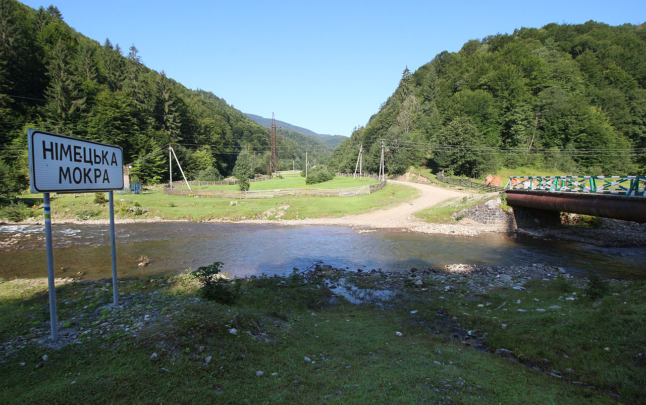 Sjezd ze sedla Prislop do Německé Mokré byl zřejmě nejdrsnějším úsekem cesty. Strmá kamenitá a prašná cesta má místy sklon takový, že na kole nelze vůbec zastavit. Nevycházíme z údivu nad tím, že i sem se vyšplhají Ukrajinsci s vozy značky Žiguli.