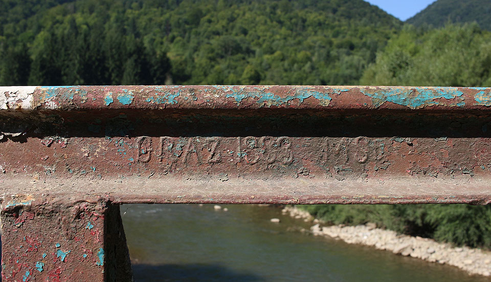 Pozůstatek úzkokolejek ubývá. Provoz zde byl zsataven v 90. letech 20. století, od té doby mizí koleje jedna za druhou. V Usť Čorné jsemnašel už jen pár pražsců (koleje na mostě přes řeku Turbat jsou čerstvě vytrhány) a pár konstrukcé svařených z původních kolejniček dráhy. Tahle pochází z rakouského Grazu z roku 1883 - koleje tudy zřejmě vedly dávno před vznikem Československa.