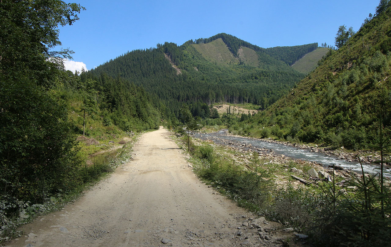 Údolí řeky Turbat je dlouhé desítky kilometrů a prakticky úplně liduprázdné. Pěšky by nám trvalo jím projít několik dnů. Na kolech uháníme po prašných cestách rychle k cíli - sedlu Okula, za kterým se rozkládá poslední zakarpatské údolí - řeka Tisa a vytoužená Jasiňa.