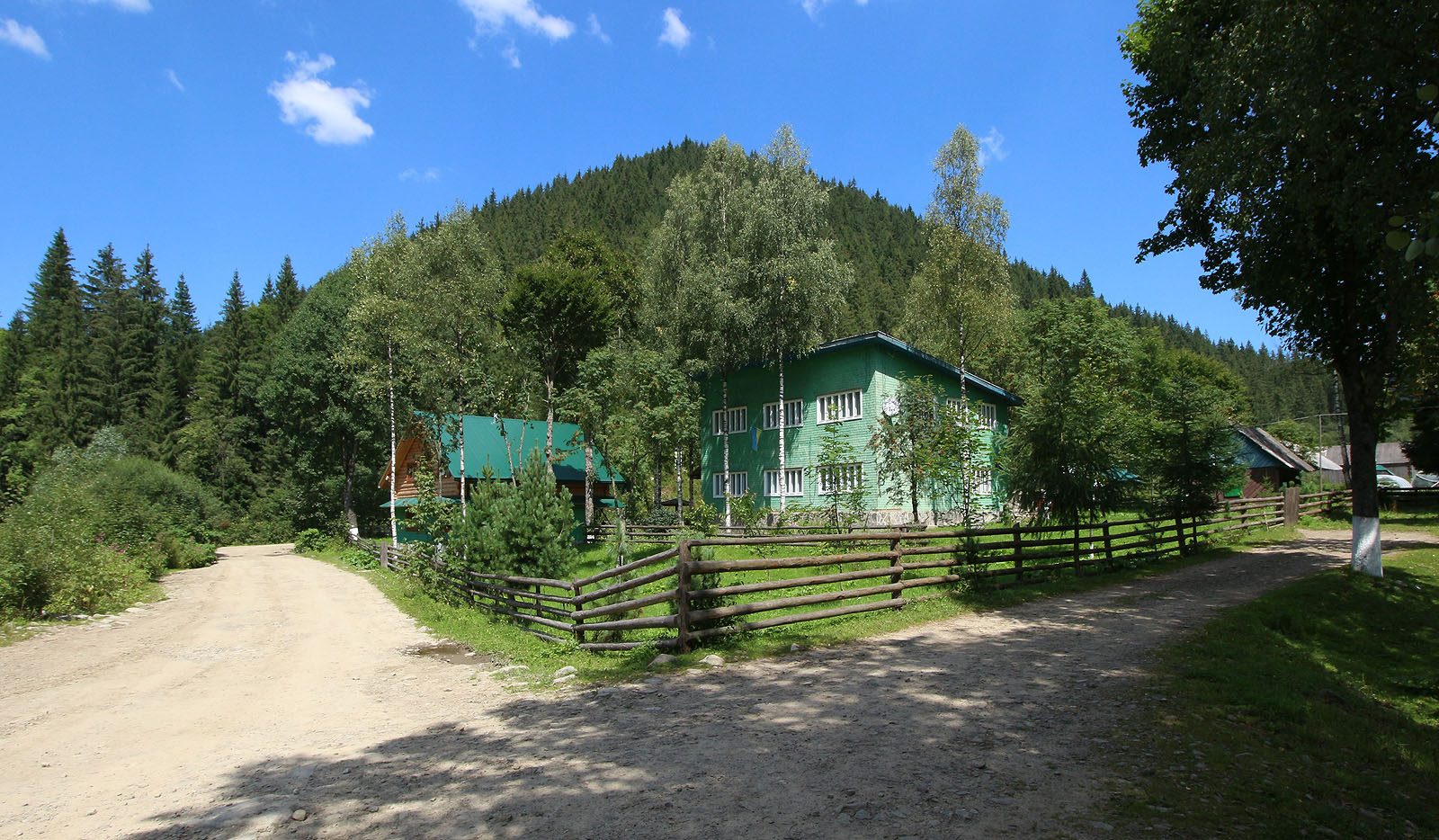 Hájovna Turbat je jednou z mála staveb, které přečkaly do dnešních dnů. Lesníci tu mají komfortní ubytování, hodovní sál pro 40 lidí, velkou kuchyni, pokoje a veškeré vybavení. O víkendu jsou ale pryč a hlídá tu jen značně podroušený správce, který mě alespoň na zahradě hájovny ukazuje, kudy vedly do 80. let 20. století koleje úzkorozchodné trati.