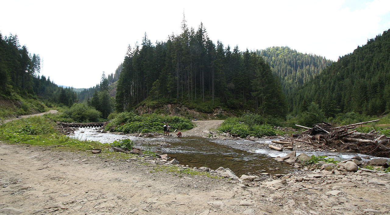V nejvyšší části údolí Turbatu se cesta komplikuje a začínáme mírně bloudit. Značky v mapě neodpovídají značkám v terénu, objevují se zde nové cesty, o kterých jsme dosud neměli tušení, že by mohly existovat.