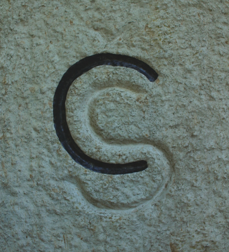 Ze sebevědomého ČS zůstalo na patníku jen technicky strohé C. Za pár okamžiků dorazí páni novinář a fotograf z ČTK, kteří s námi udělají krátké interview a sláva naší akce se rozletí do světa.