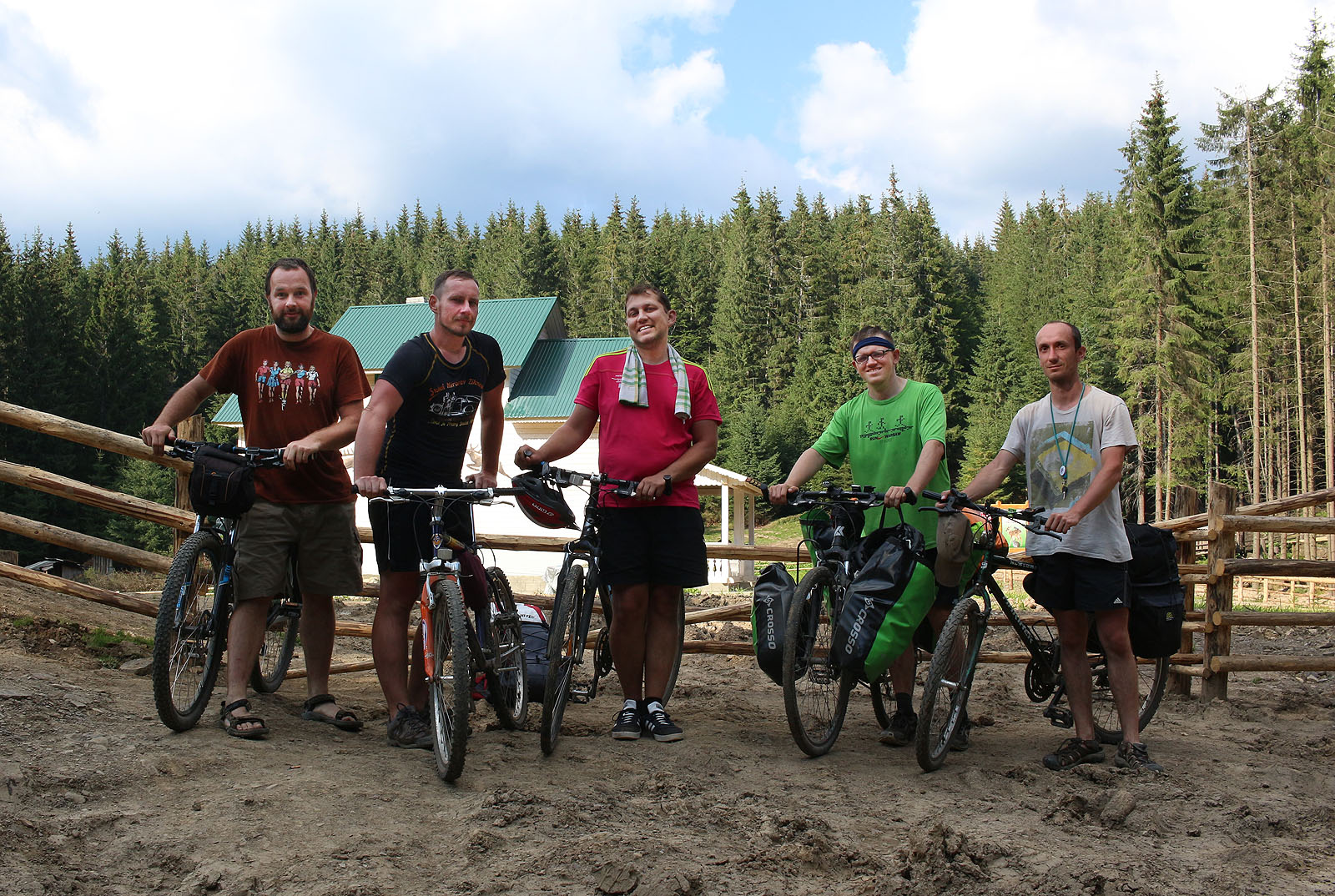 V sedle Okula se fotíme společně s Krzysztofem z Varšavy, posledním účastníkem naší akce, který s námi putoval kus cesty od západu k východu. V pozadí nově zrekonstruovaná chata KČST z roku 1936.