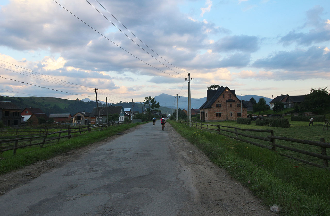 Příjezd do Jasini s majestátním masivem Hoverly v pozadí. Dnešní nejvyšší hora Ukrajiny byly kdysi jedním z bodů na hranici Československa a Polska.