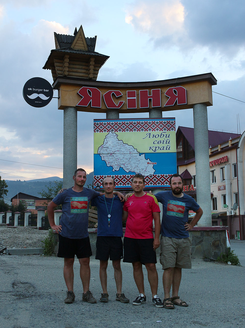 Dokázali jsme to! Po osmi dnech putování a závěrečném náročném dni, kdy jsme v horském terénu ujeli na kolech 70 km, jsme v Jasini - druhdy nejvýchodnější obci ČSR.