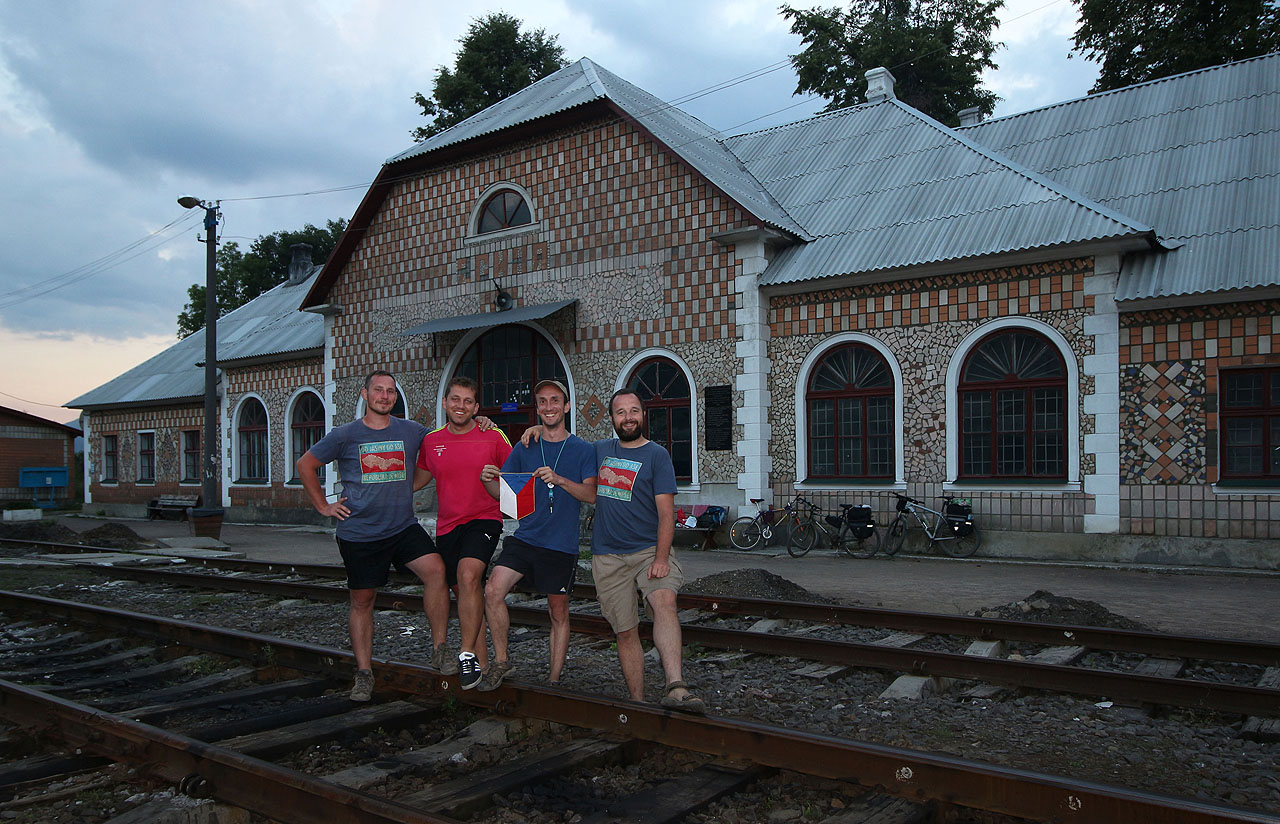 Nádraží v Jasini a československá vlajka. V tutoc hvíli ještě netušíme, že zpáteční cesta bude rušná. Peážní trať přes Rumunsko je už léta mimo provoz a dostat se ze zapadlého koutu Zakarpatí vlakem bude náročný problém.