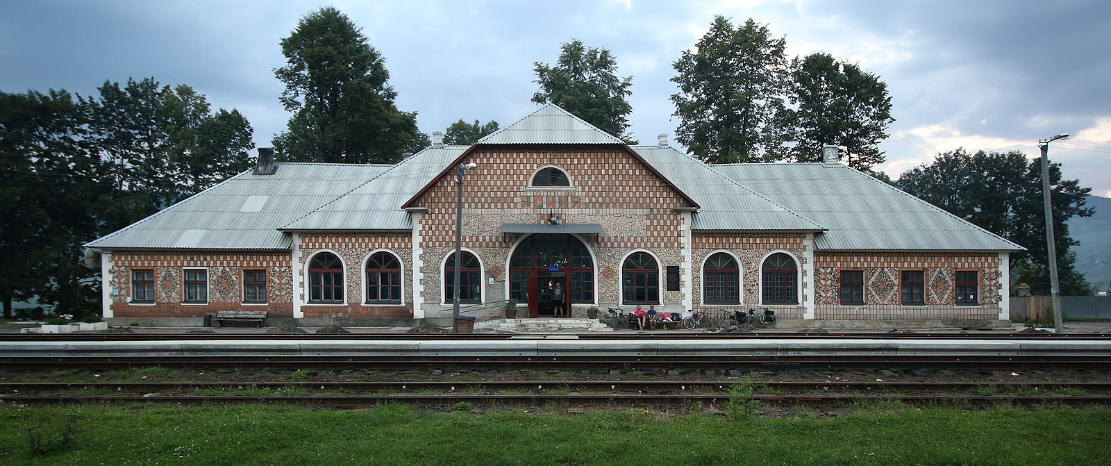 Železniční stanice Ясіня (Jasiňa). Odtud jsme nastoupili zpáteční cestu rychlíkem do Rachiva a po čtyřhodinovém spánku opět 45 km na kole do Solotvina na další osobák druhého dne dopoledne.