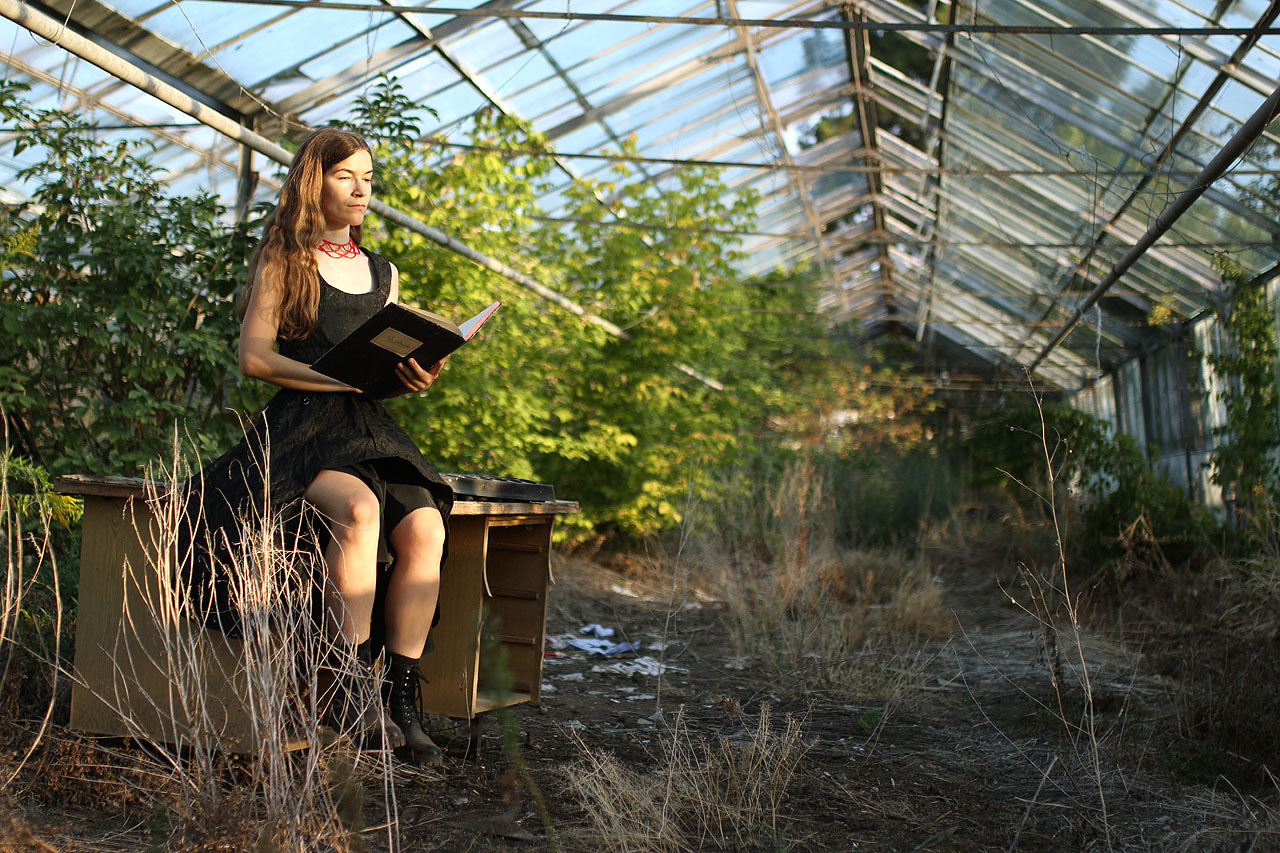 Odvážní školačka tentokrát studuje biologii. Nějak se jí tady to pěstitelství ale vymknulo z rukou.