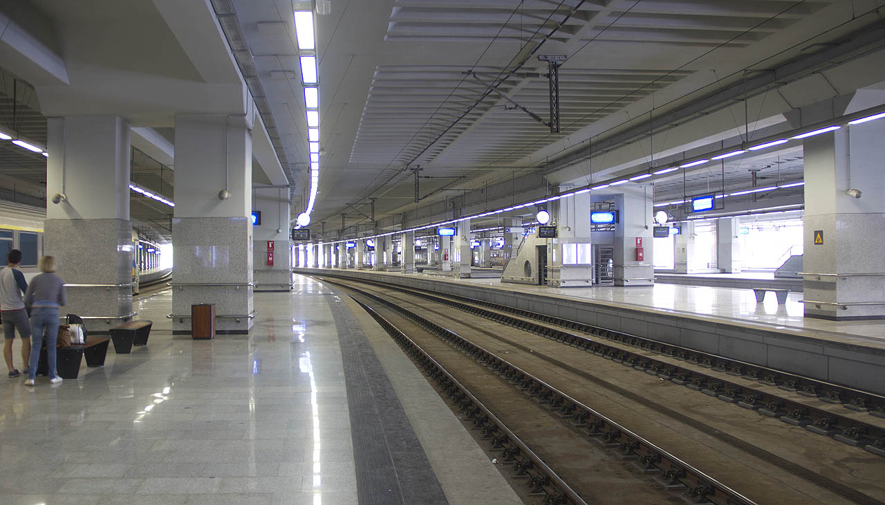 V Bělehradě mají nové nádraží Beograd centar. Stavěli ho od roku 1977 celkem 40 let a skoro celá stanice se ukrývá v tunelech ve svazích nad městem. Původní nádraží v centru ustupuje výstavbě nové luxusní čtvrti a chudí cizinci musí šlapat 2 km za město v úmorném vedru (na nádraží není směnárna a jezdí sem jen jediná linka trolejbusu). Zdá se mně, jako by až sem zaznívala hloupá rozhodnutí z brněnské radnice.