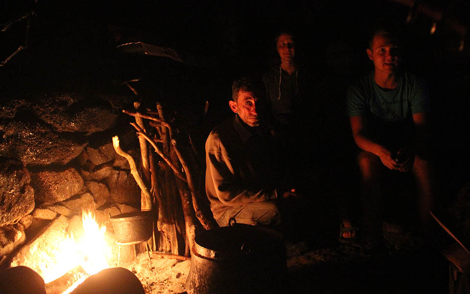 Bača vyráběl sýr ze žlutavého mléka v měděném kotli nad ohněm holýma rukama. Těma stejnýma, kterýma se na předchozím snímku rýpe v oku.