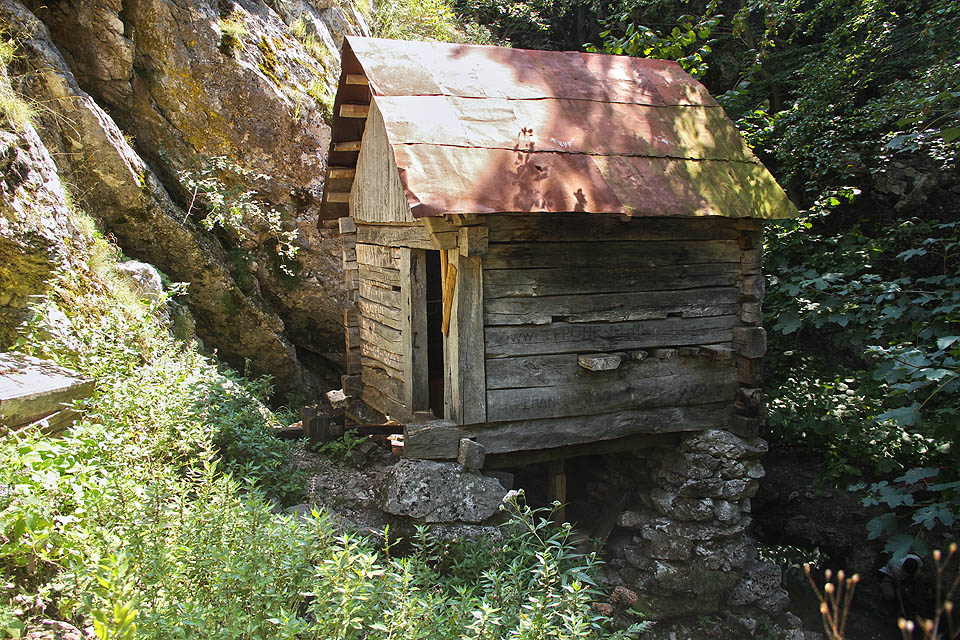 Malé dřevěné mlýny, jako je Moara Dracilor na snímku, sloužily pastevcům v horách, aby si za pomoci energie vody v potocích namleli na mamaligu trošku kukuřice, kterou se jim podařilo v horských údolích vypěstovat. Nemuseli tak nosit úrodu do údolí a zpátky na hřeben a byli částečně soběstační. Dnes je věrtšina mlýnů již nevyužívaných, nicméně stále zprovoznitelných.