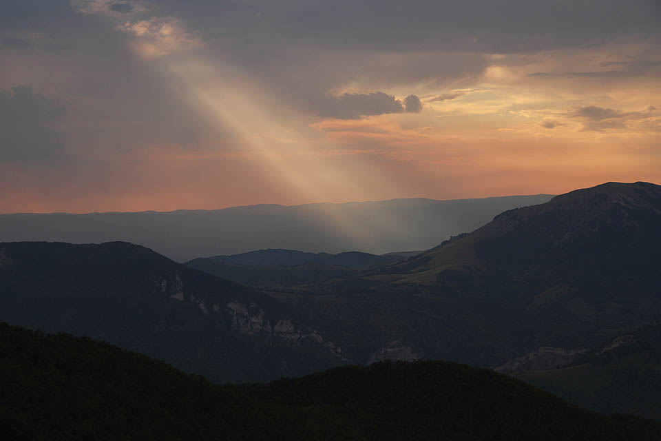 V polovině hřebene se Mehedinți mění, přibývá bělostných vápencových skal a bukové pralesy ustupují z hřebene.
