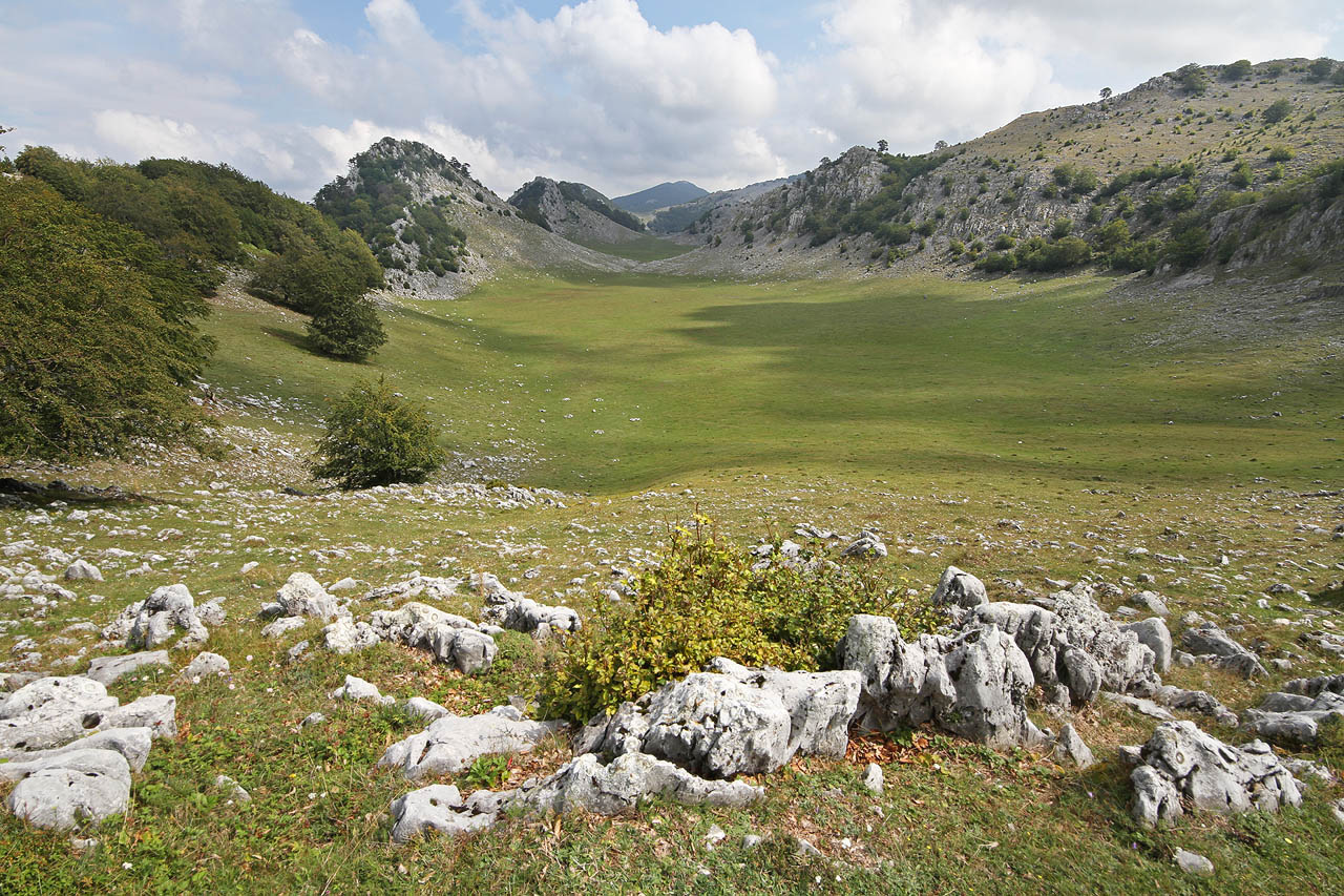Krasový charakter hor totiž znamená, že se veškerá voda ihned vskauje do podzemních jeskyní a prasklin ve vápenci. Namísto obvyklých horských údolí tak na hřebeni vznikají rovinaté pláně jen tu a tam rozrušené závrtem podobným obří nálevce.