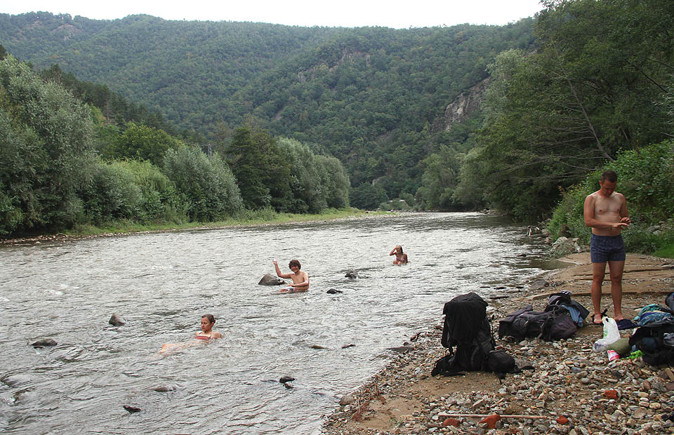 Po řádné (přibližně hodinové) koupeli v řece Jiu nastala poslední cesta společným vlakem a rozdělení týmu. Dál do maramurešských hor se mnou pokračovali pouze Doubravka a Ilič, Drobek se se Sovou a Nancy vrátila do Česka.