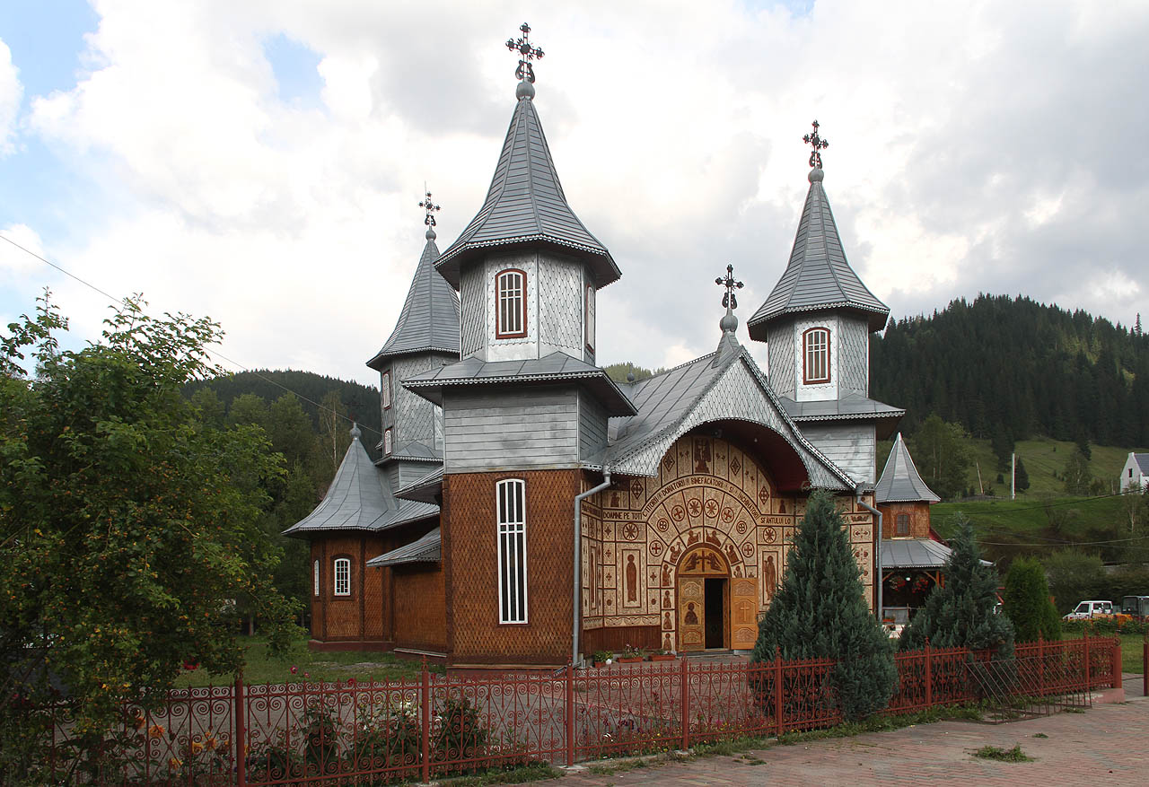 Nedaleko pravoslavného kostelíku jsme ve trojici stopli popa ve Fabii, který nás vyvezl až na horský hřeben, do sedla Prislop.