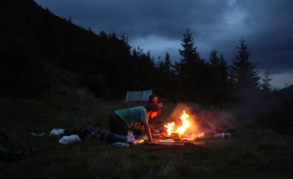 Sobotní večer patřil k těm hrůzostrašně vypadajícím chvílím, kdy lze očekávat drsnou horskou bouřku vyvracející stromy a strhávající kameny každým okamžikem. Ačkoliv se to kolem blesky jen hemžilo, náš chatrný přístrešek pod hřebenem zůstal prakticky nedotčen.