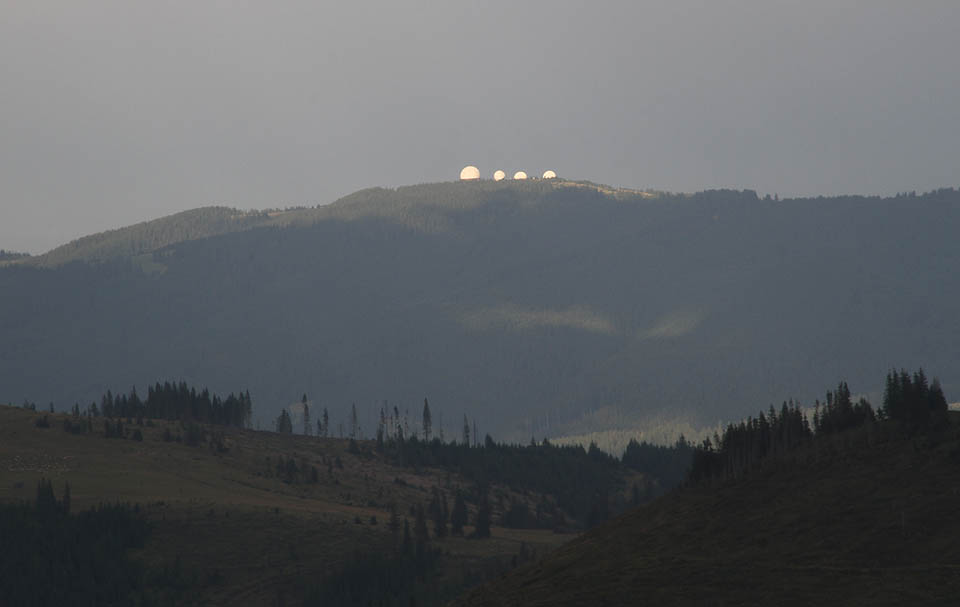 Radary РЛС П-90 Памір ze sovětského období stojí na ukrajinské straně hranice poblíž hory Томнатик jako obří pýchavky. Už mnoho let jsou z nich však jen opuštěné skořápky. Jako cíl urbexové výpravy by mohly být zajímavé.