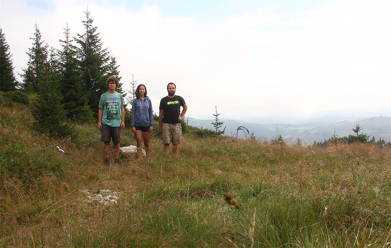 Klíčové sedýlko pod horou Muntele Jupania (1853 m), kterým jsme se přehoupli přes hlavní karpatský hřeben současně s rumunsko-ukrajinskou hranicí, a začali jsme klesat divokým lesem, stržemi a bažinami po medvědích pěšinkách do údolí, kde jsme tušili koleje úzkokolejky Vaseru.