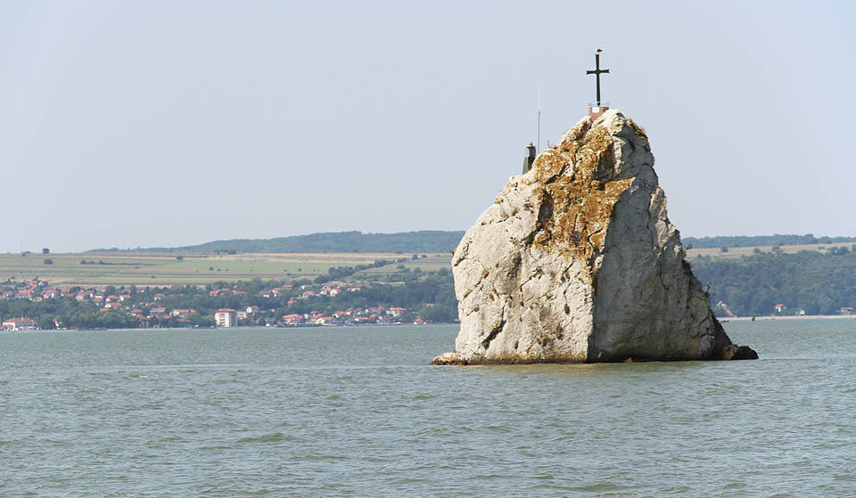 Další příjemné koupání, tentokrát v azurové vodě Dunaje, nás čekalo za vesničkou Coronini. Za skalním hrotem Baba Caia je přes největší evropskou řeku vidět srbské město Golubac.