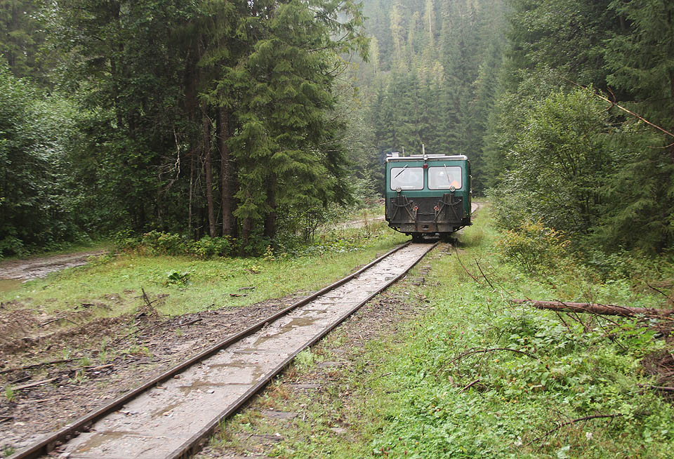 První železniční vozidlo, které jsme spatřili po mnoha dnech. Drezína pohraničníků, kteří ani nezastavili, aby nás prohledali, zda nepašujeme z Ukrajiny cigarety, vodku nebo něco ještě horšího.