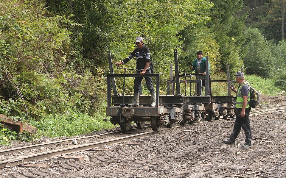 V nákladišti Lostun se posunuje samospádem. Ráno přiveze lokomotiva vlak oplenů a odstaví ho na zrušenou odbočku trati do údolí stejnojmenného potoka, odkud je podle potřeby sváží na hlavní trať sami lesní dělníci. Naložené vozy pak svezou samospádem až do Fainy, odkud odpoledne vyrazí vlak se dřevem dolů z hor.