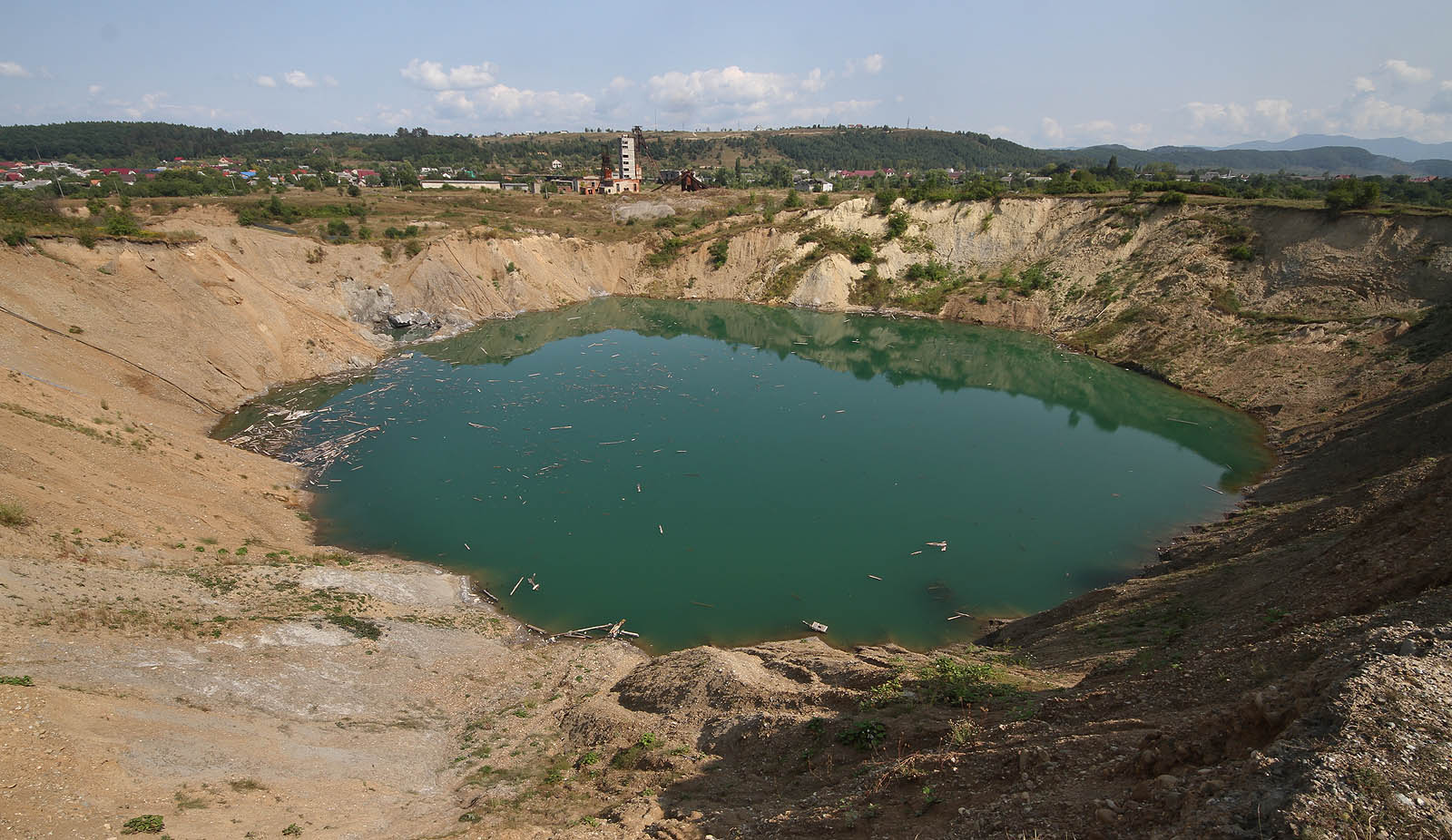 Z bývalé šachty č. 7 v Солотвину zbyl po havárii jen desítky metrů hluboký a čtvrt kilometru široký kráter. Chtě-nechtě hrůzostrašný pohled svádí k přemýšlení o kvalitách ukrajinského důlního inženýrství. Nikdo už neví, co všechno je pohřbeno ve vodním hrobě, mezi jinými také původní důlní úzkokolejka o rozchodu 600 mm.