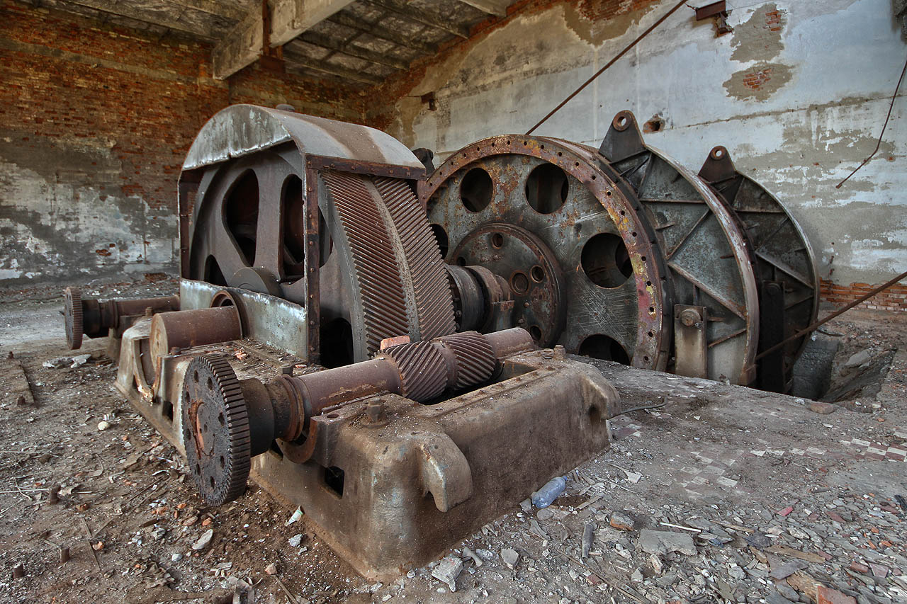 Zajímavé soustrojí šachetního výtahu se nachází v severní části dolů, v troskách provozu podél Sportovní ulice. Průměr ozubených kol přesahuje výšku člověka téměř dvakrát.