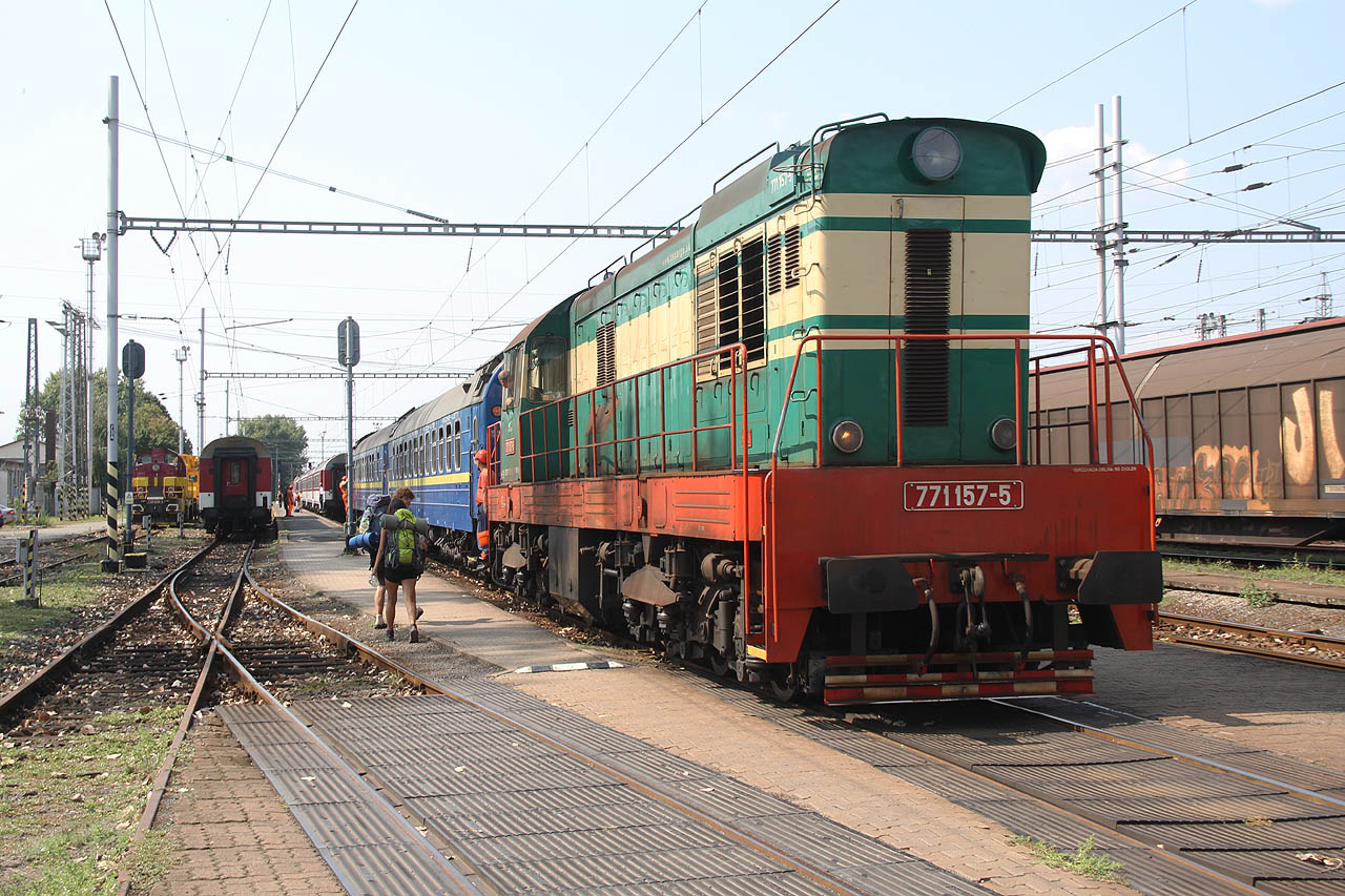 Po létech se na hraniční přechod Чоп - Čierna nad Tisou vrátila rychlíková doprava. Jeden ze dvou osobních vlaků, které denně překonávají ukrajinsko-slovenskou hranici, vleče také dva rychlíkové vozy relace Львів - Košice. Po výměně podvozků se na Slovensku lůžkové vagóny stanou neobvyklou součástí spěšného vlaku mířícího do <a href="/Tema/Košice (žst)">Košic</a>.
