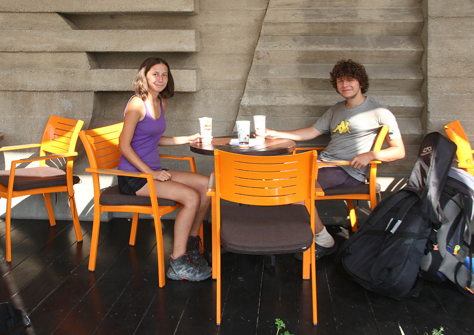 V <a href="/Tema/Košice (žst)">Košicích na nádraží</a> si po 14 dnech cesty dopřáváme poprvé pravou Kofolu. Za pár hodin budeme doma.