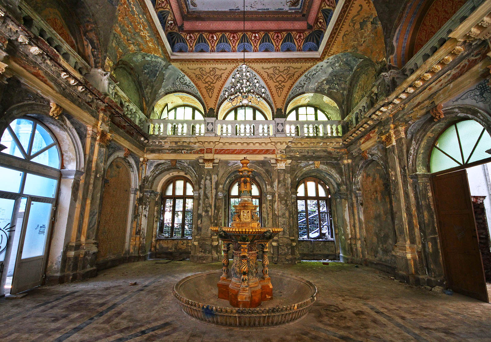 Opuštěné budovy ukrývají až kýčovitě krásná zákoutí. Třeba umlklou fontánu v barevném salonku s byzantskými motivy.