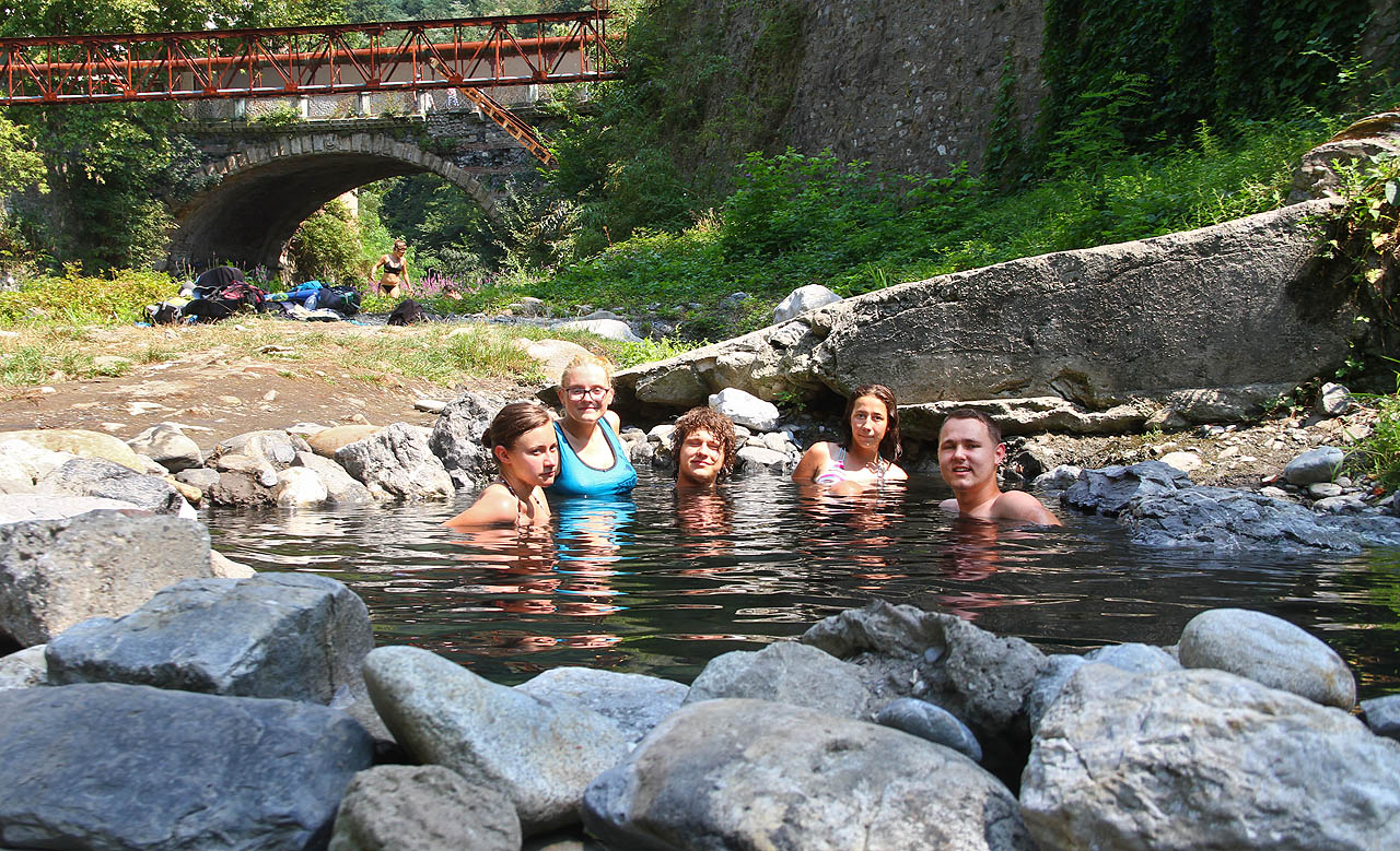 Mimo drahých a luxusních lázeňských domů se lze v Herkulových Lázních vykoupat taky ve volné přírodě - v jednom z mnoha bazénků s horkou a smrdutou vodou, které si místní lidé vystavěli přímo v korytě řeky.