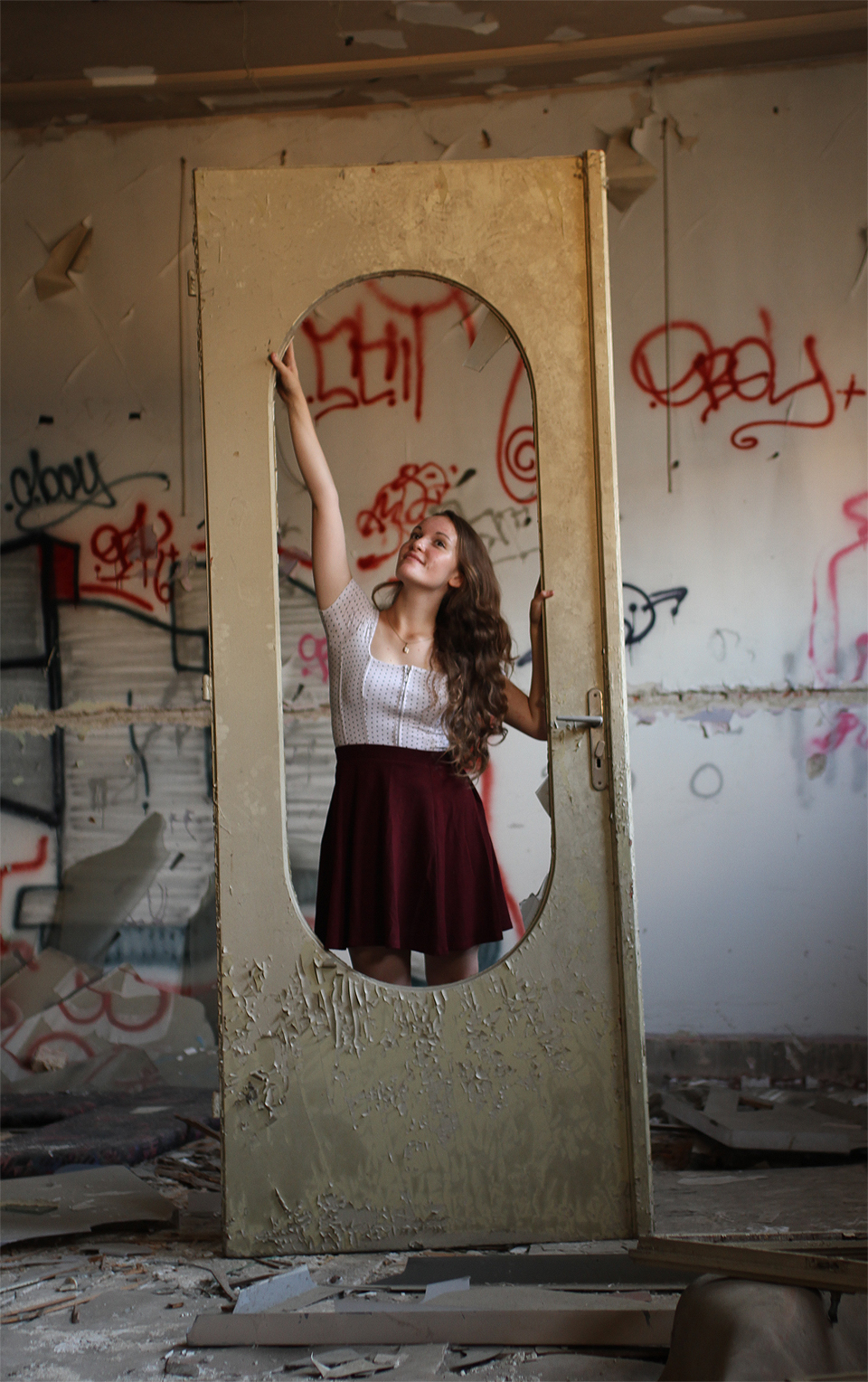 Elegantní, lehce funkcionalistické dveře už dlouho nazažily tak zajímavé odpoledne.