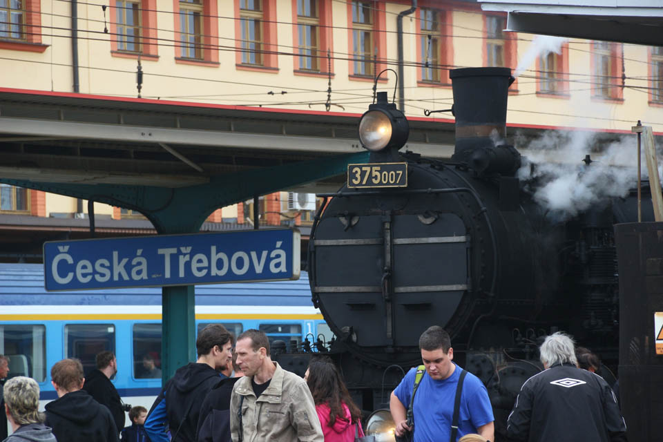 Davy zájemců, ale i štáb České televize Brno (včetně mě) dovezla do České Třebové rakouská lokomotiva 375-007 vyrobená ve vídeňských strojírnách pro Státní dráhu v roce 1911.