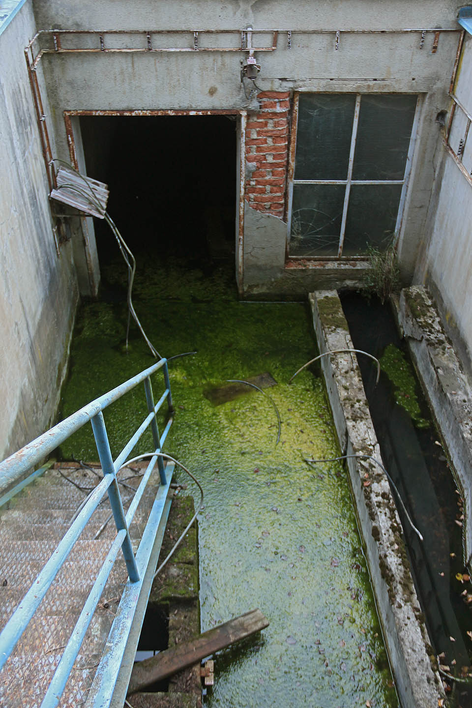 Na zpáteční cestě jsem se prošel pěšky z <a href="/Tema/Březová nad Svitavou (žst)">Březové</a> do <a href="/Tema/Rozhraní (žzast)">Rozhraní</a> a našel jsem opět několik tajemných průmyslových objektů.