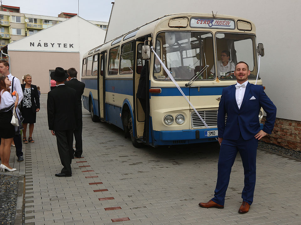 Začíná to ve Vyškově - ve dvoře firmy Nábytek Kejík se k nástupu do vozu Karosa ŠL11 hotová první hrstka svatebčanů, převážně z ženichovy strany.