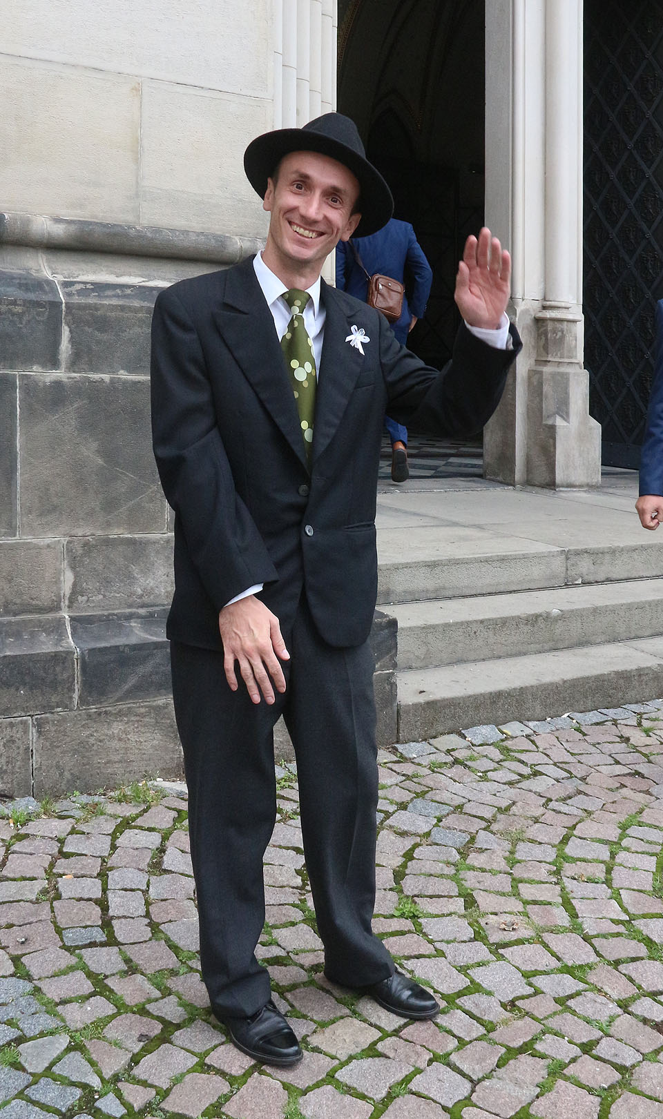 A je to za námi. Rolf je ženat, Eva se jmenuje Kejíková a pan Tau všem žehná zdviženou levicí.