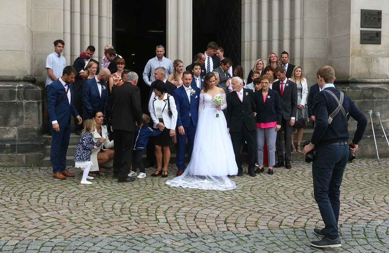 Ještě pár desítek společných foteček a hurá na hostinu!