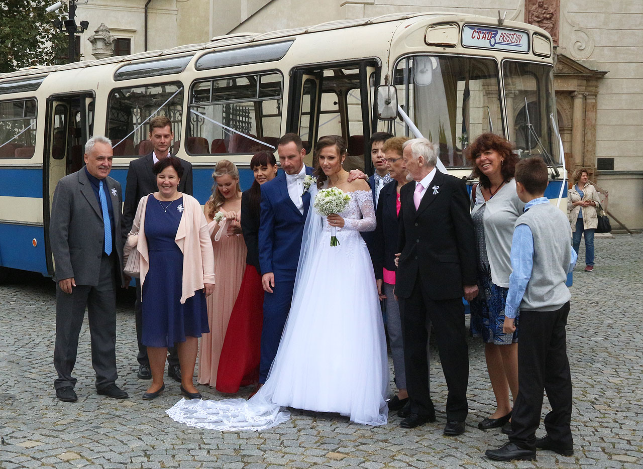 Novomanželé s rodinou nevěsty a zájezdním autobusem ČSAD Prostějov.
